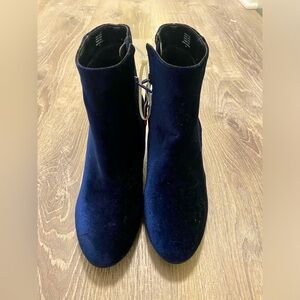 SOLD- Steve Madden Womens Navy Blue Velvet Zip Up Edit Ankle Boots Size 9.5